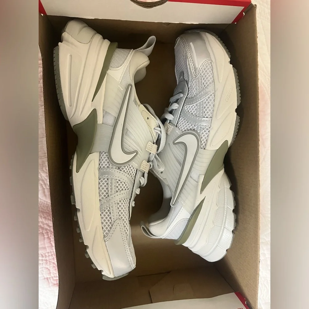 Women’s Nike V2K run - photon dust / light silver / BRAND NEW - Picture 1 of 3